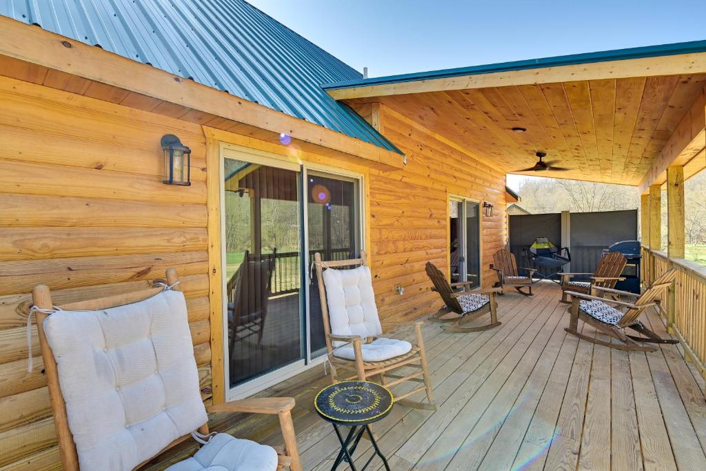 Riverside Beattyville Cabin with Kayaks and Fire Pit!